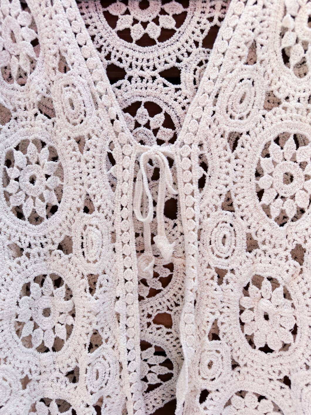 Cárdigan abierto de crochet boho con patrón floral circular en marfil