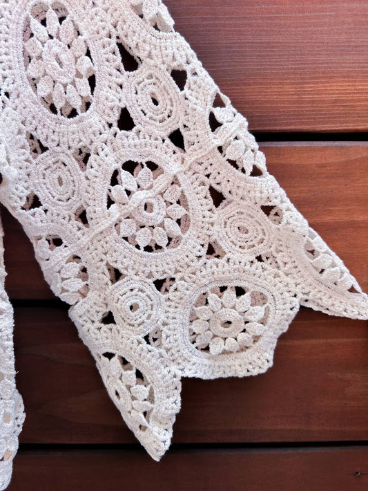Cárdigan abierto de crochet boho con patrón floral circular en marfil