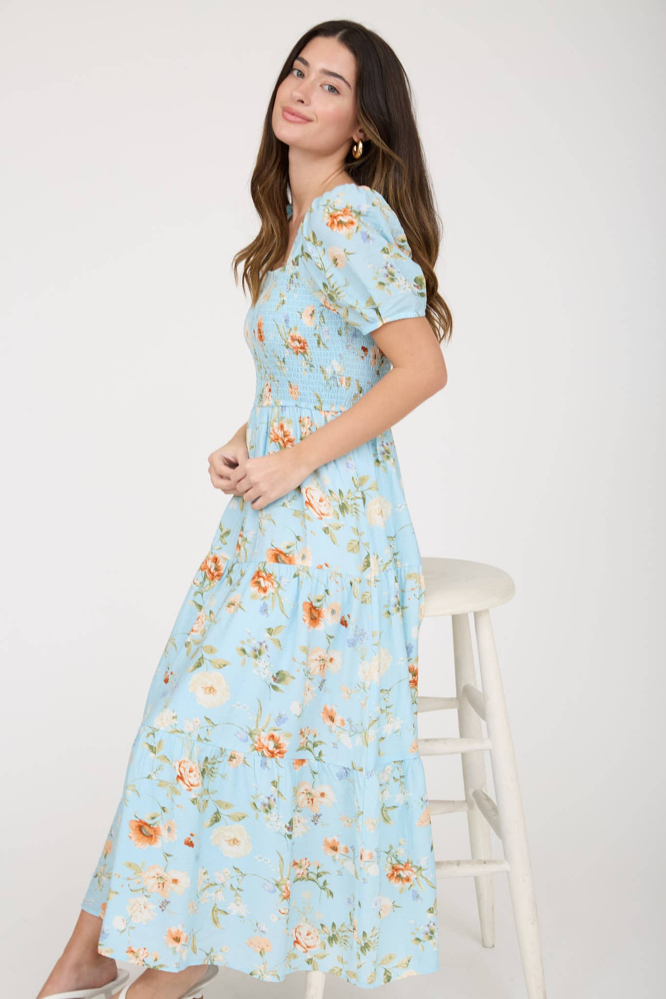 VESTIDO MIDI LÍNEA A CON MANGAS ABULLONADAS Y FRUNCIDO FLORAL