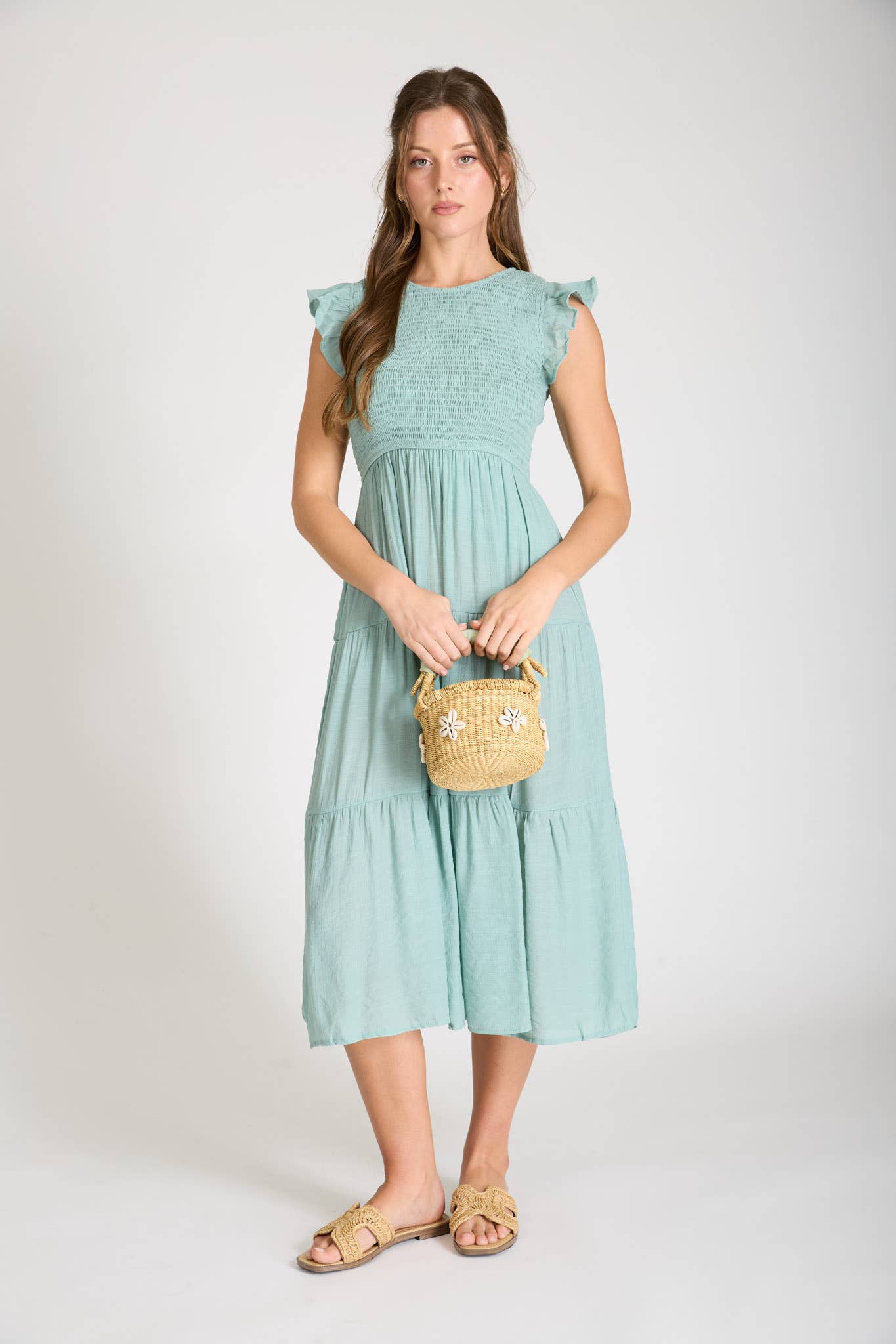 Vestido midi con mangas cortas y fruncido en capas