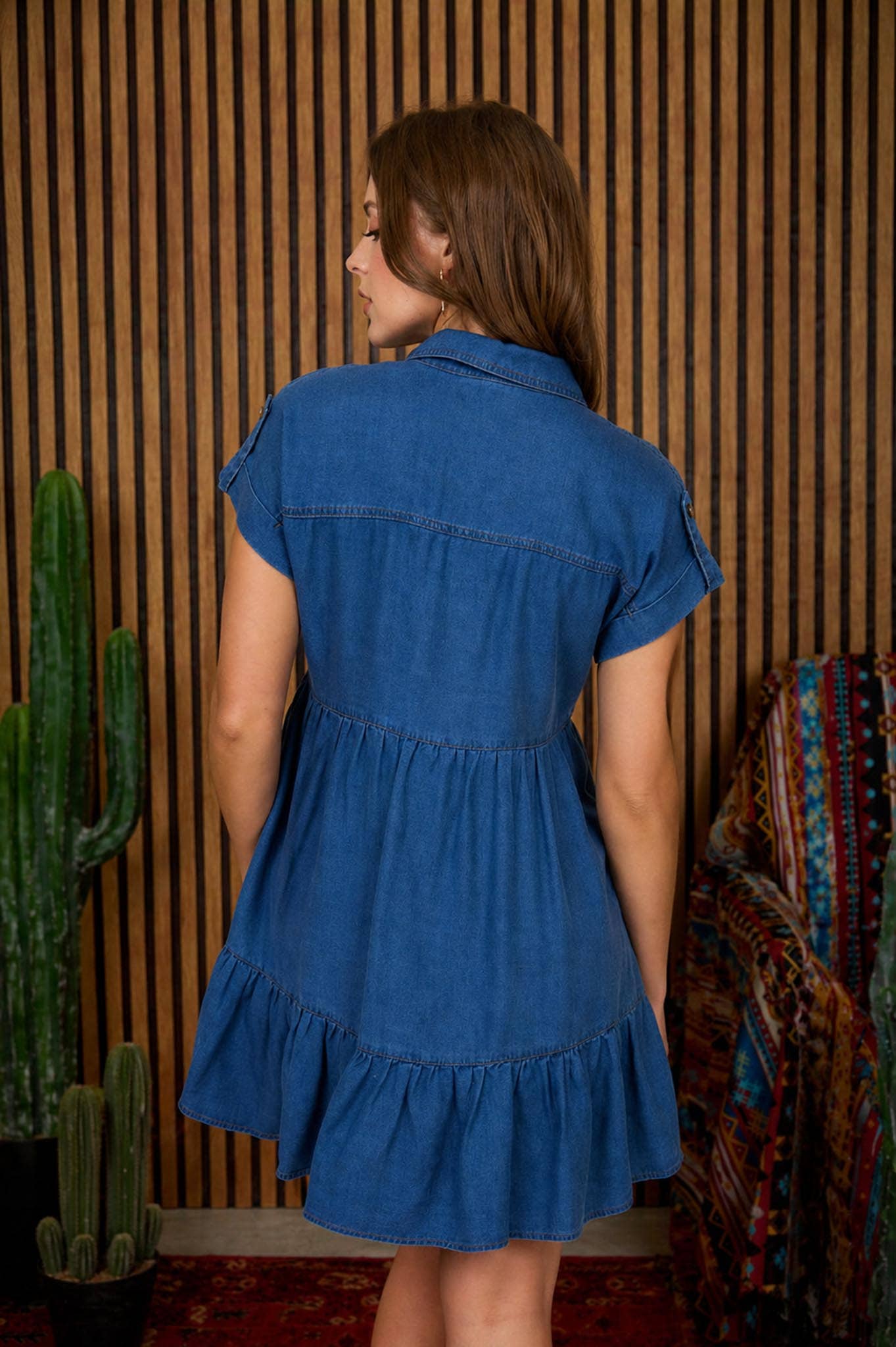 VESTIDO CAMISERO CON CUELLO Y BOTONES EN CHAMBRAY OSCURO