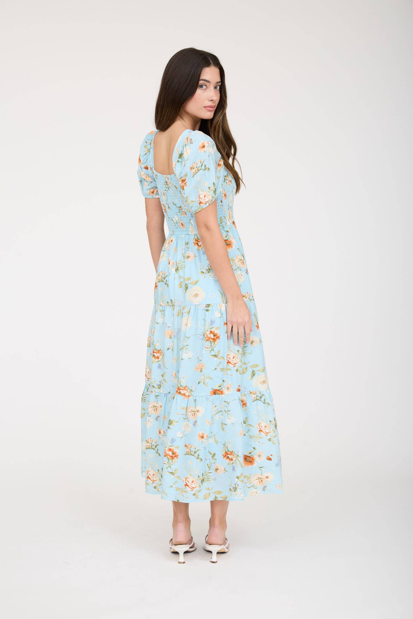 VESTIDO MIDI LÍNEA A CON MANGAS ABULLONADAS Y FRUNCIDO FLORAL