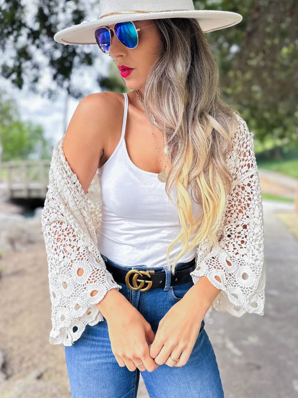 Cárdigan abierto de crochet con patrón floral boho único