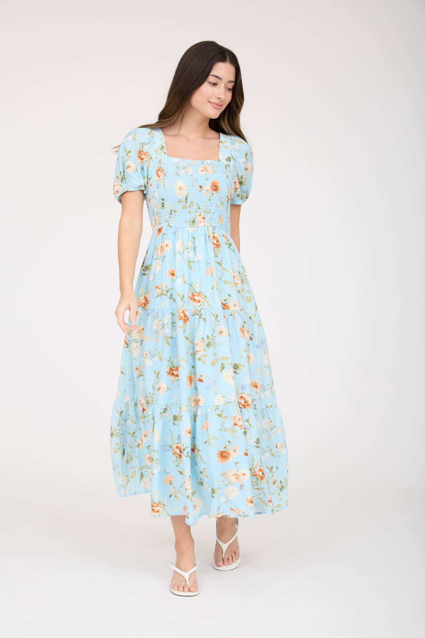 VESTIDO MIDI LÍNEA A CON MANGAS ABULLONADAS Y FRUNCIDO FLORAL