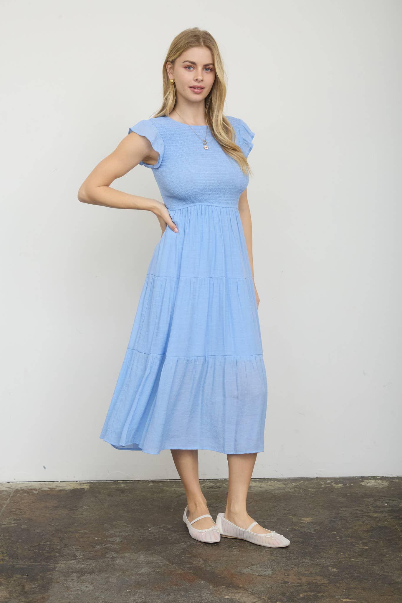 Vestido midi con mangas cortas y fruncido en capas