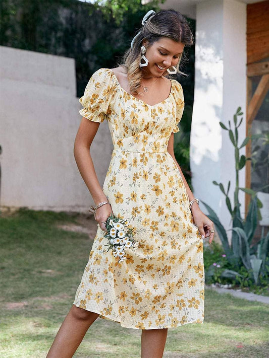 Vestido playero mediano amarillo con estampado floral de cuello joya