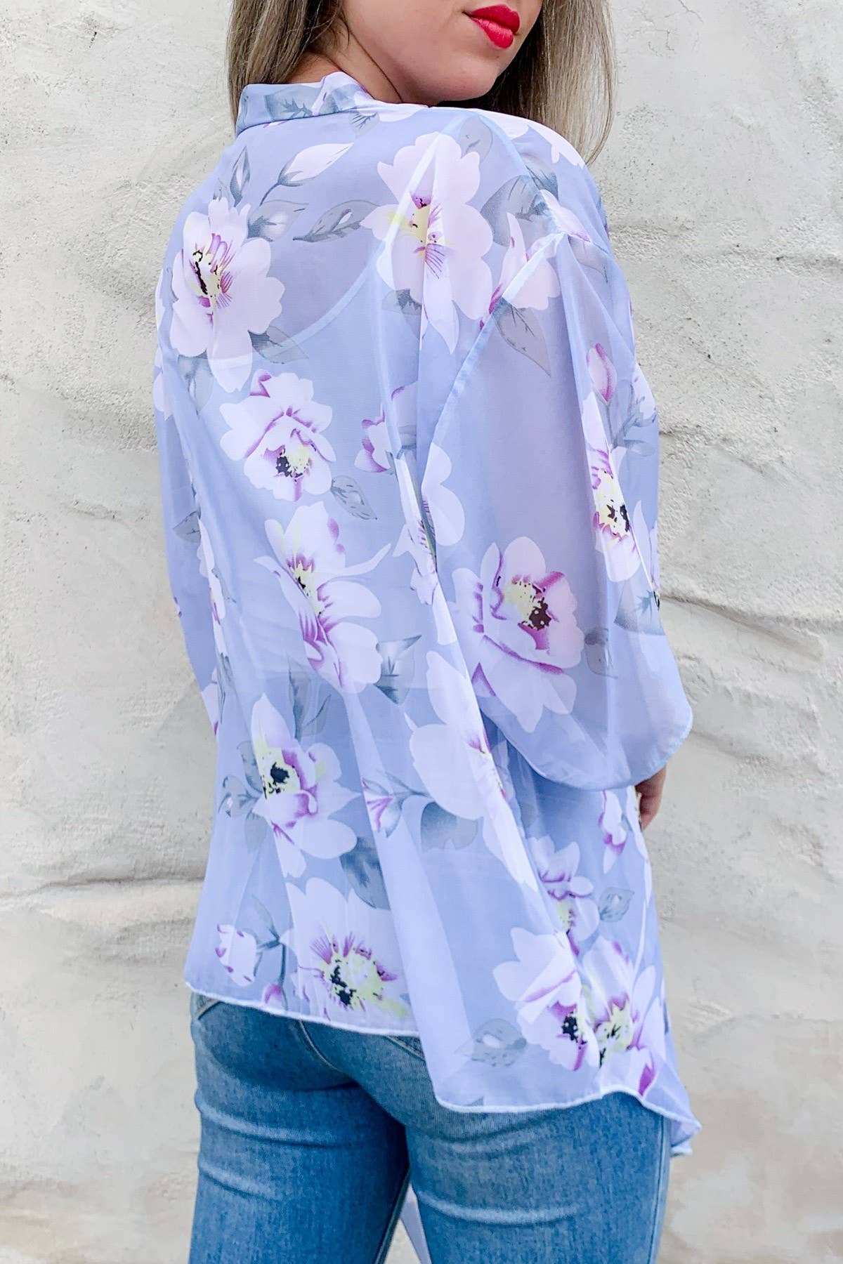 Kimono transparente de chifón gris con lazo frontal y estampado floral