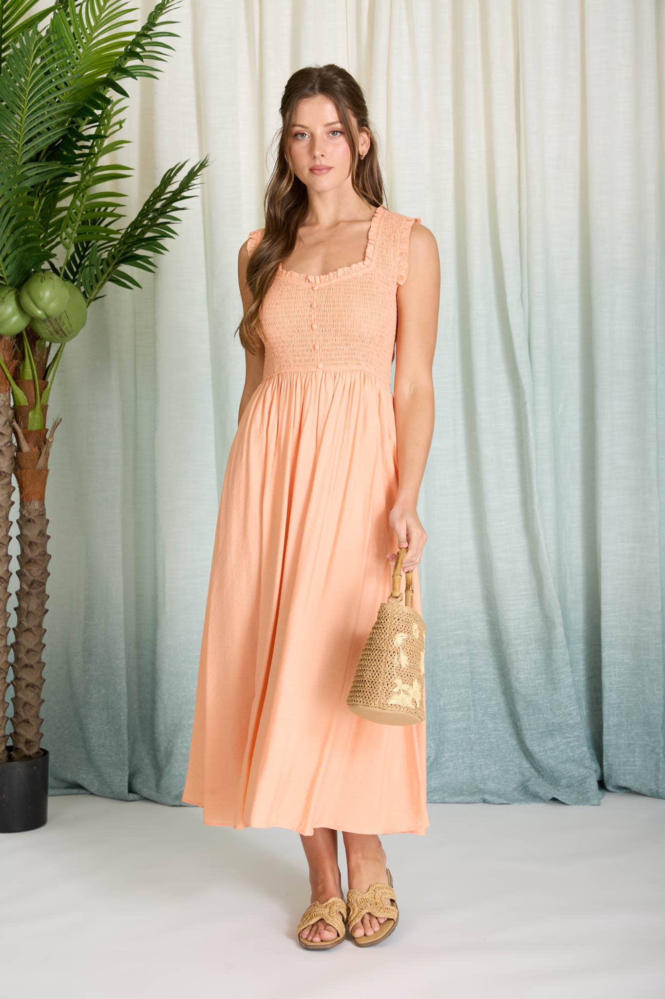 Vestido midi fruncido con escote corazón y botones falsos (PREVENTA)