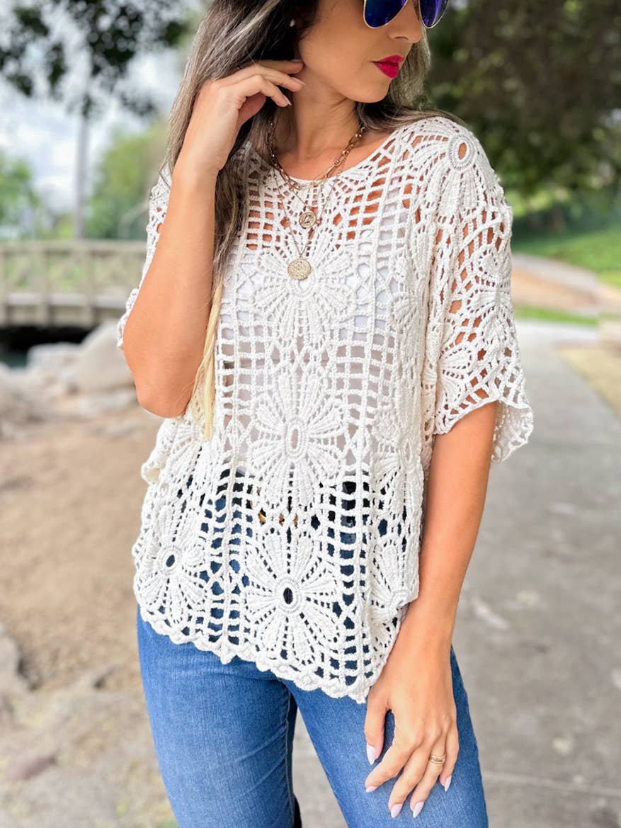 Top de punto con mangas dolman de crochet floral boho marfil