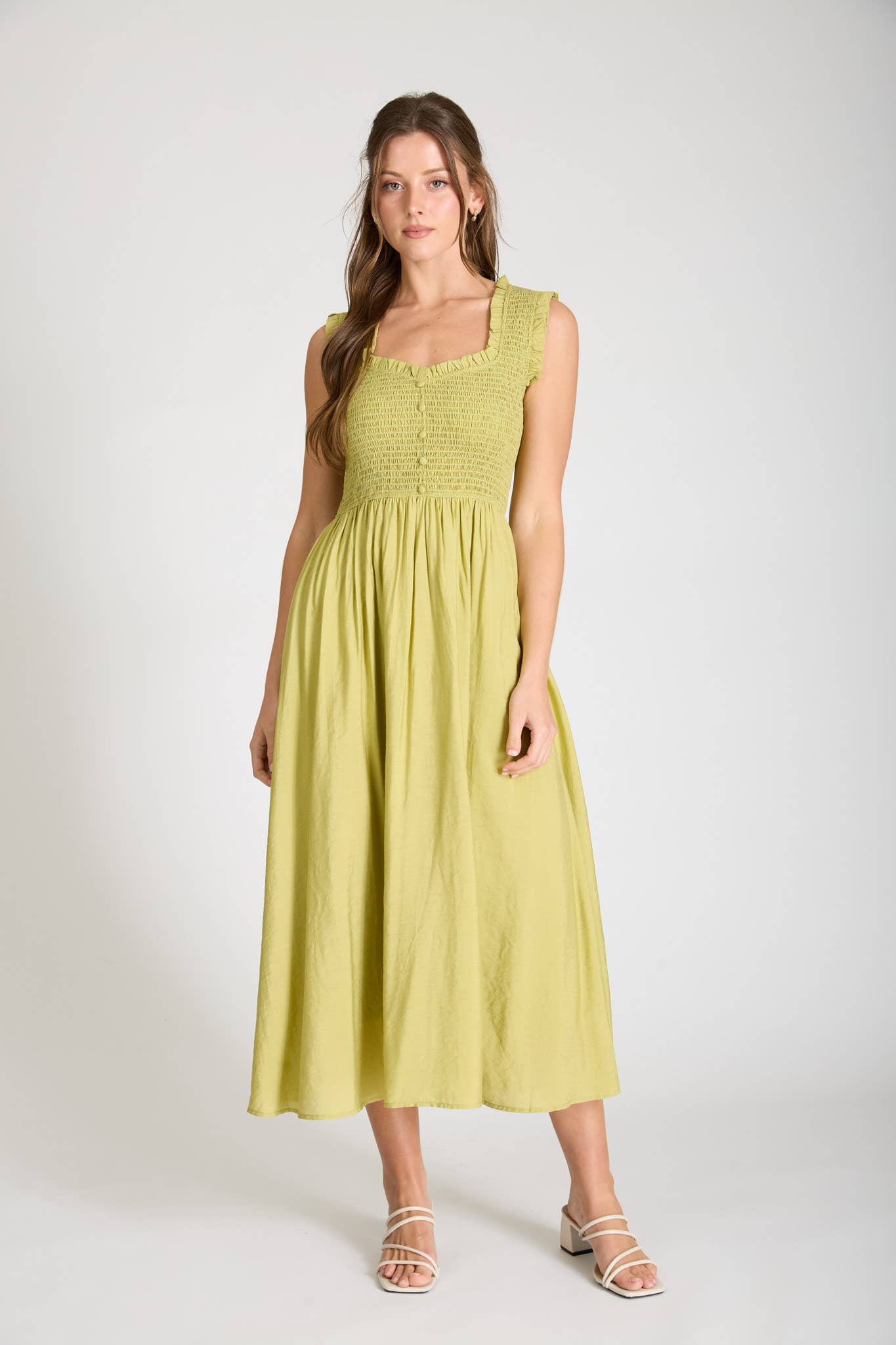 Vestido midi fruncido con escote corazón y botones falsos (PREVENTA)