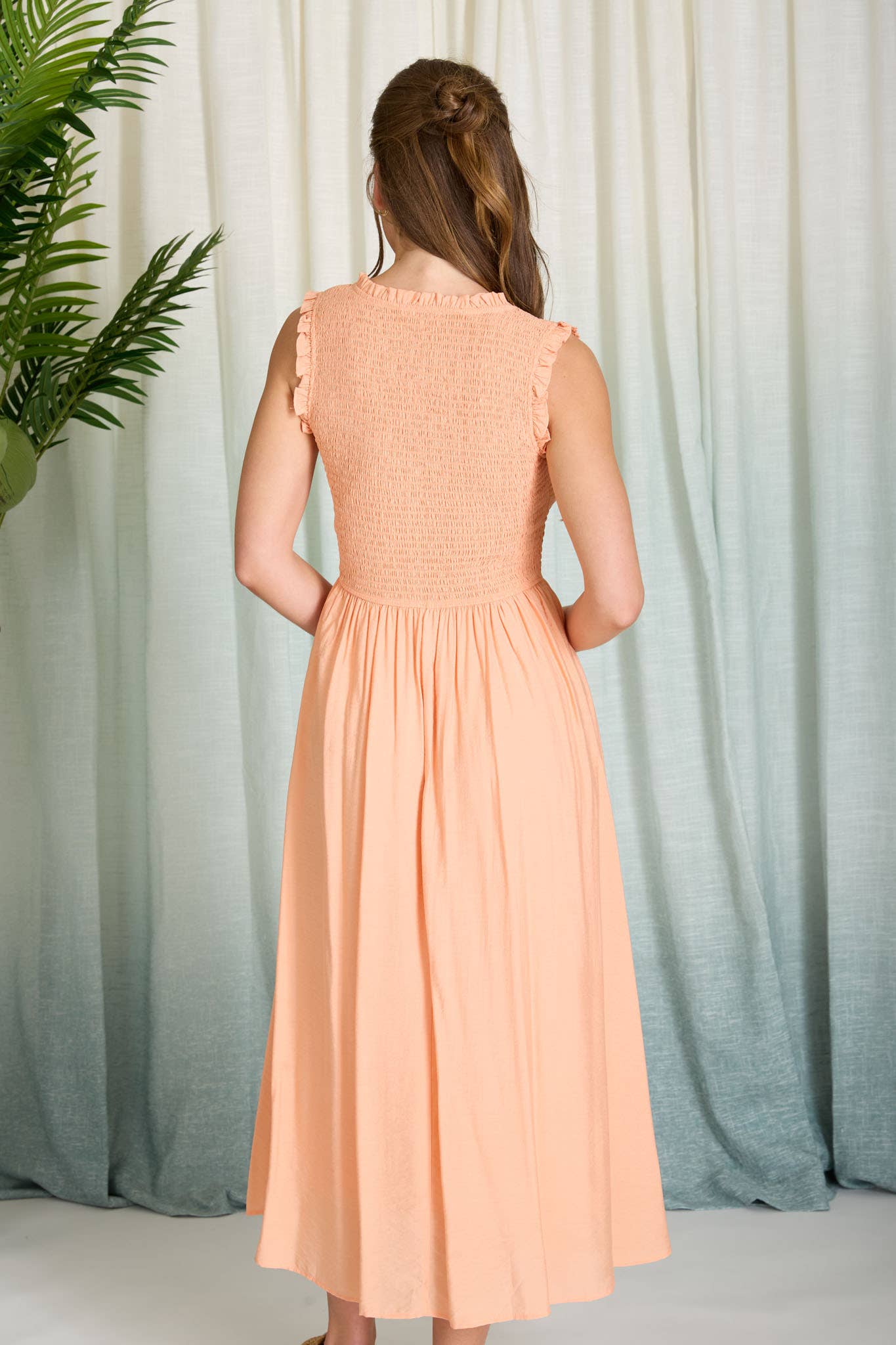Vestido midi fruncido con escote corazón y botones falsos (PREVENTA)
