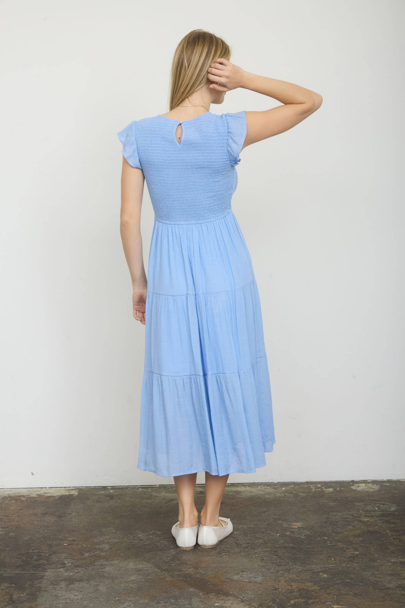 Vestido midi con mangas cortas y fruncido en capas