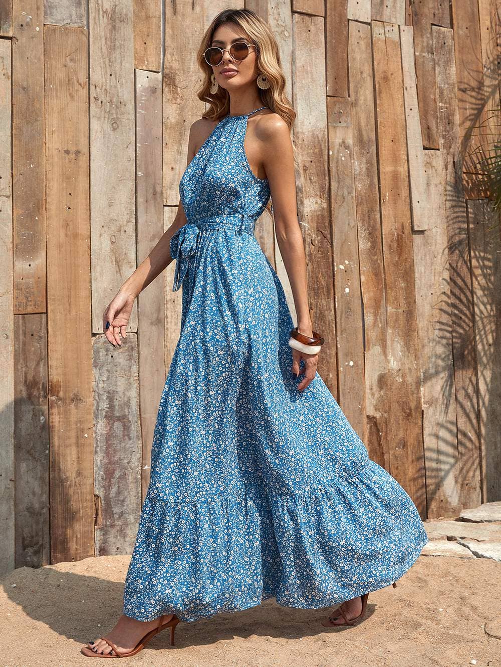 Vestido halter bajo fruncido con cinturón floral ditsy