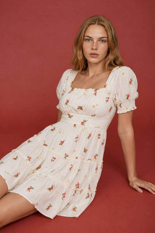 Vestido mini floral con escote cuadrado, mangas abullonadas y falda de volantes en capas