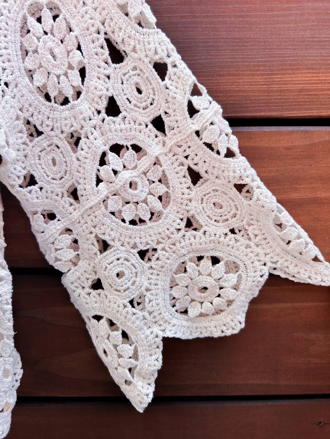 Cárdigan abierto de crochet boho con patrón floral circular en marfil