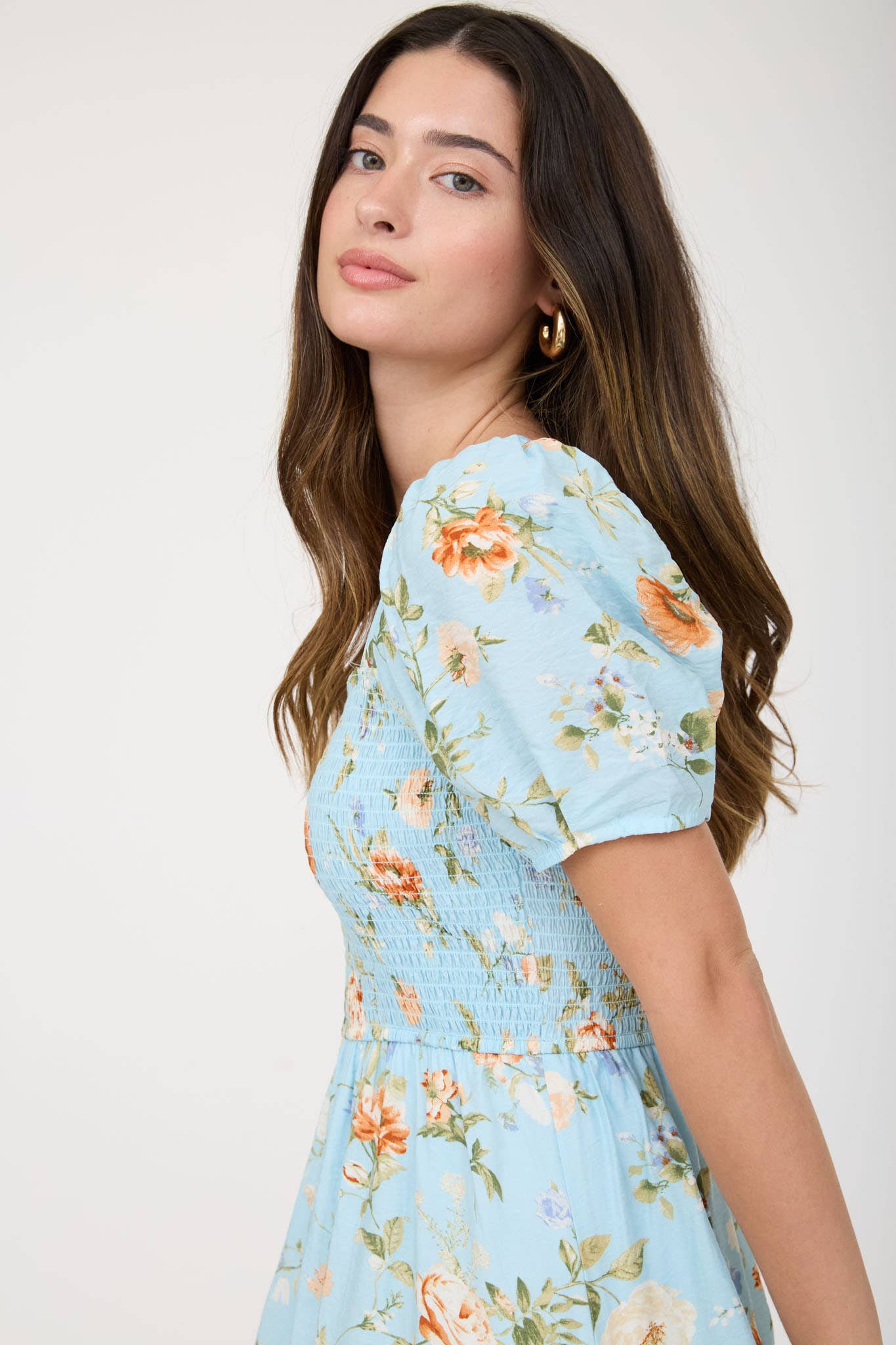 VESTIDO MIDI LÍNEA A CON MANGAS ABULLONADAS Y FRUNCIDO FLORAL