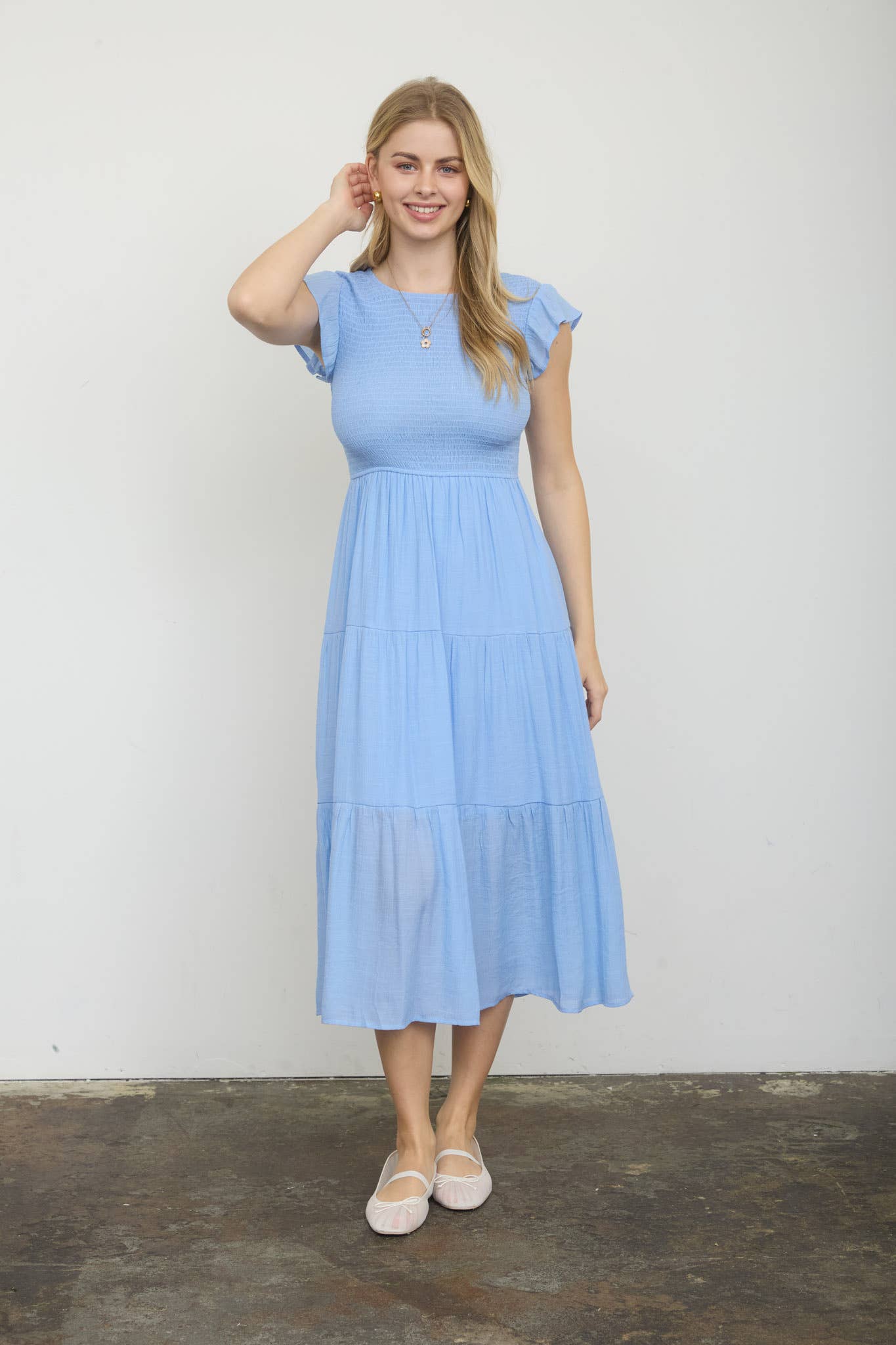 Vestido midi con mangas cortas y fruncido en capas