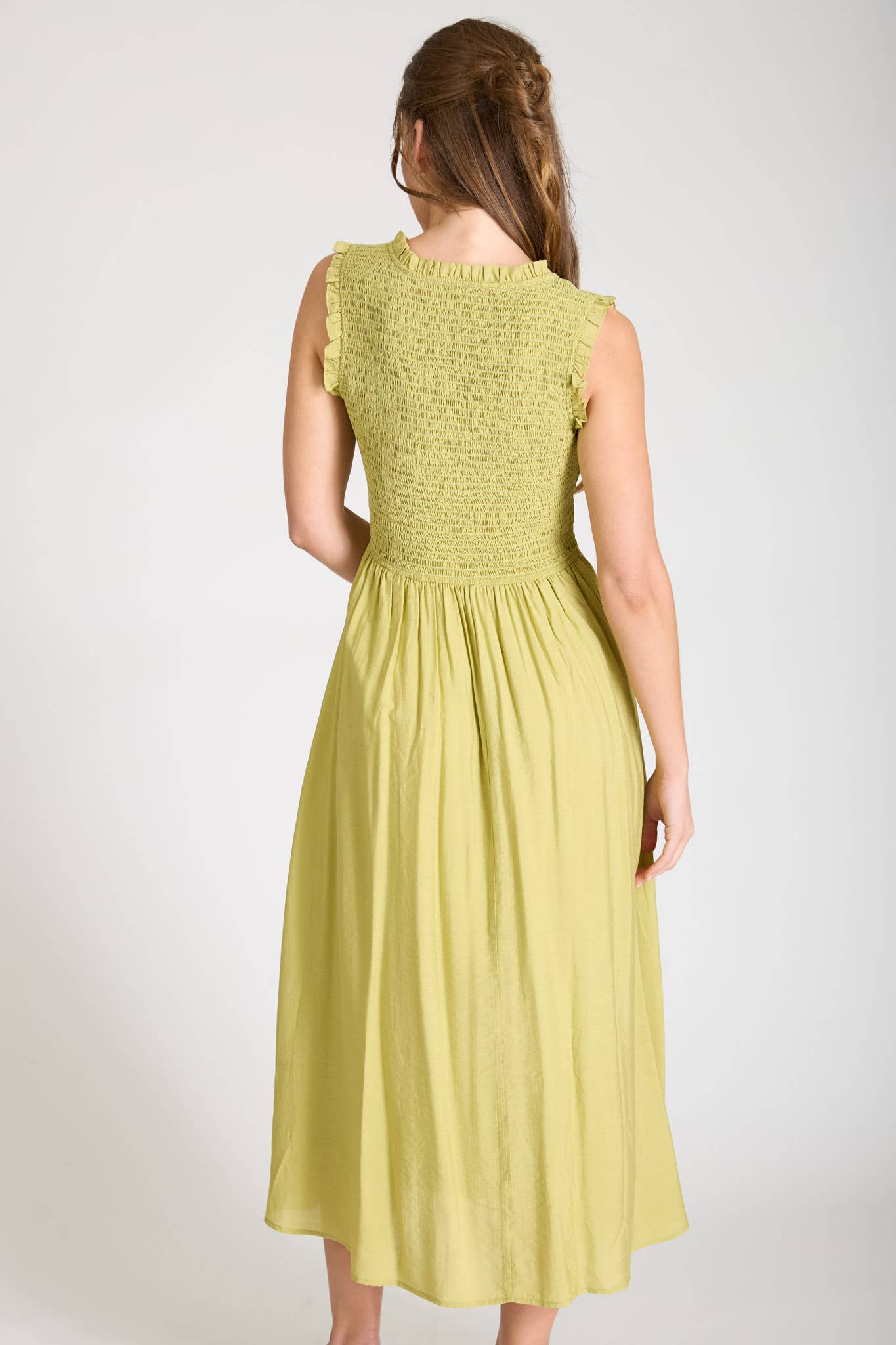 Vestido midi fruncido con escote corazón y botones falsos (PREVENTA)
