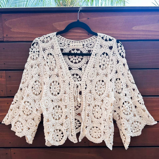 Cárdigan abierto de crochet boho con patrón floral circular en marfil