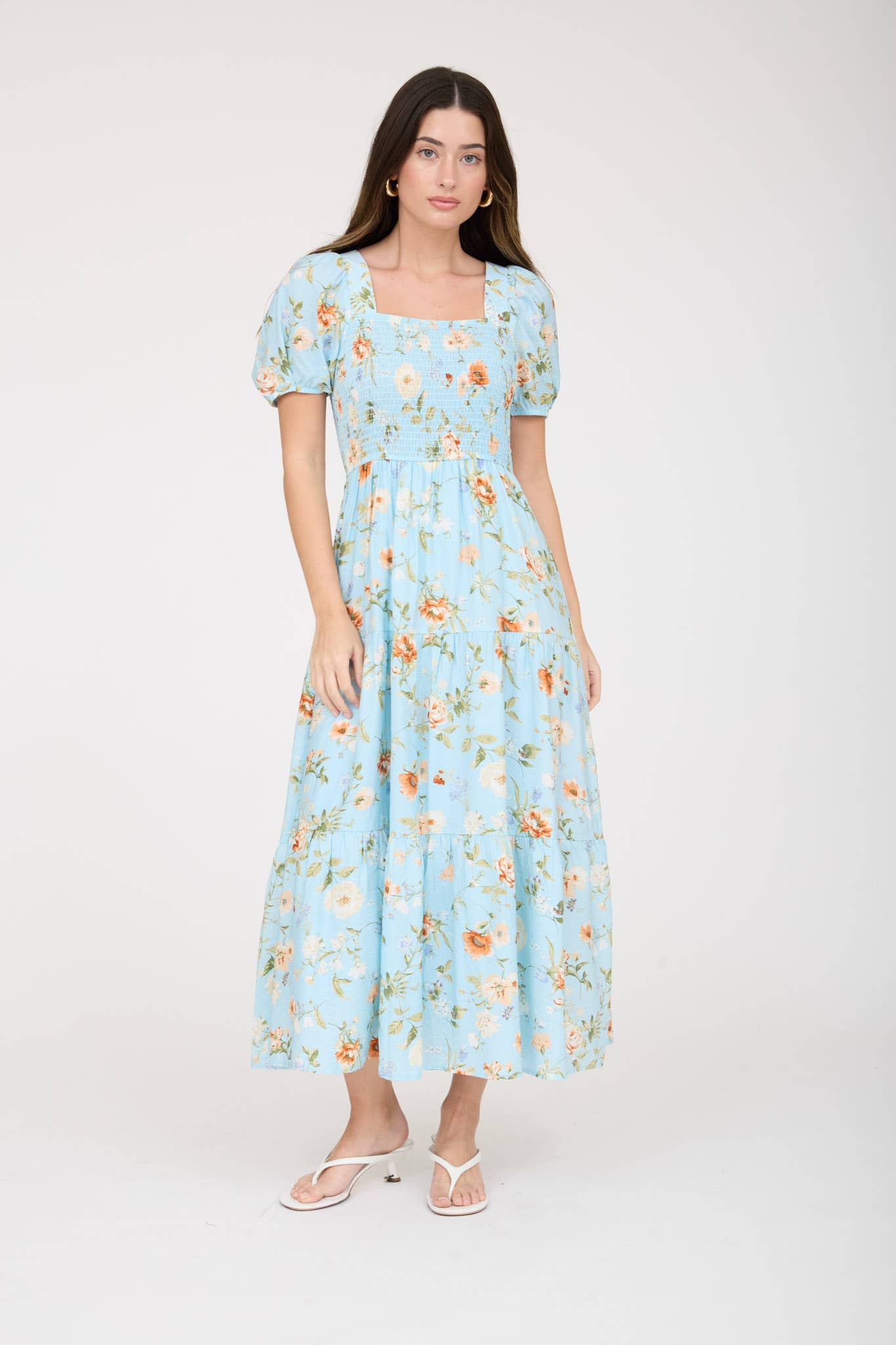 VESTIDO MIDI LÍNEA A CON MANGAS ABULLONADAS Y FRUNCIDO FLORAL