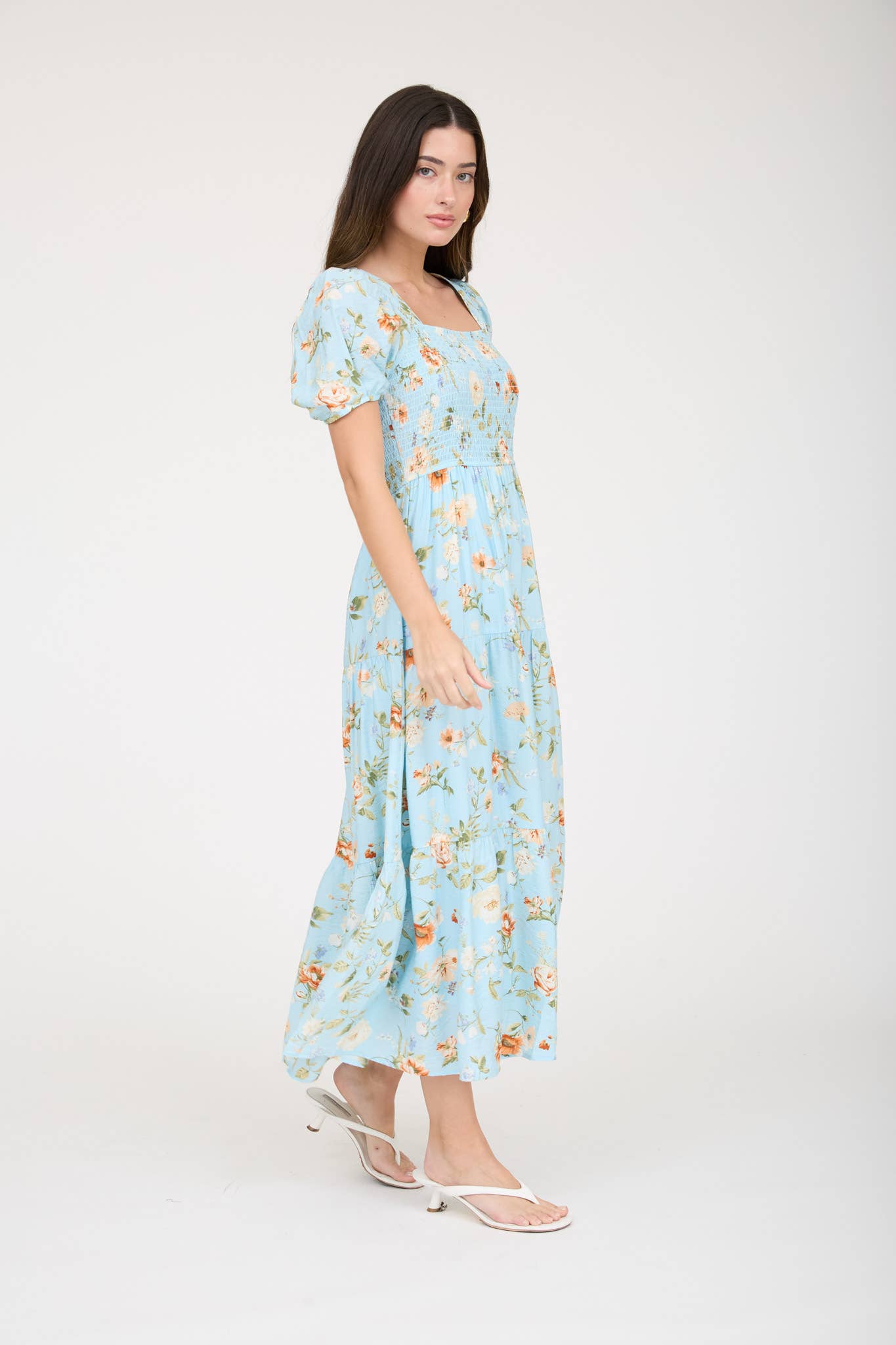 VESTIDO MIDI LÍNEA A CON MANGAS ABULLONADAS Y FRUNCIDO FLORAL