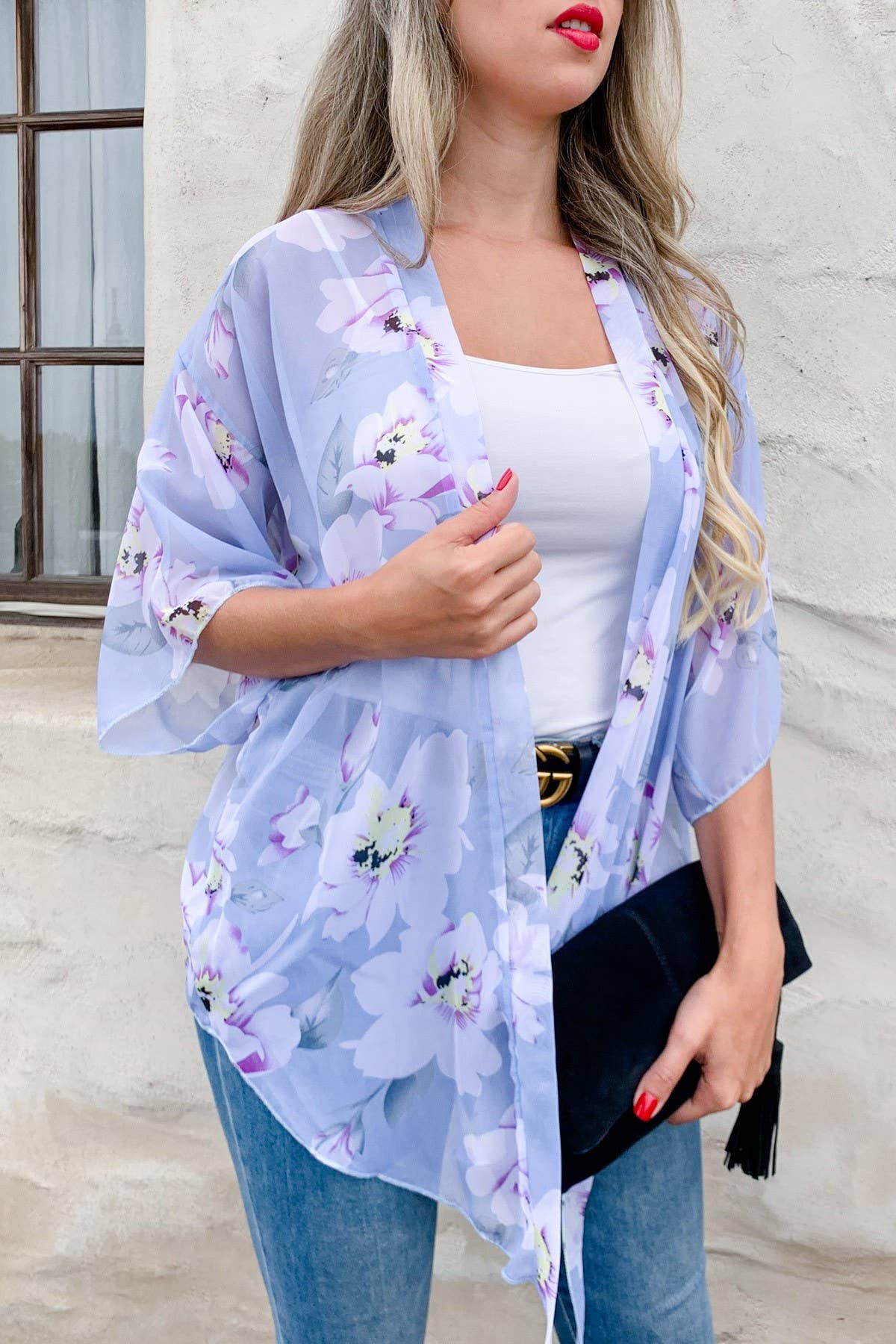 Kimono transparente de chifón gris con lazo frontal y estampado floral