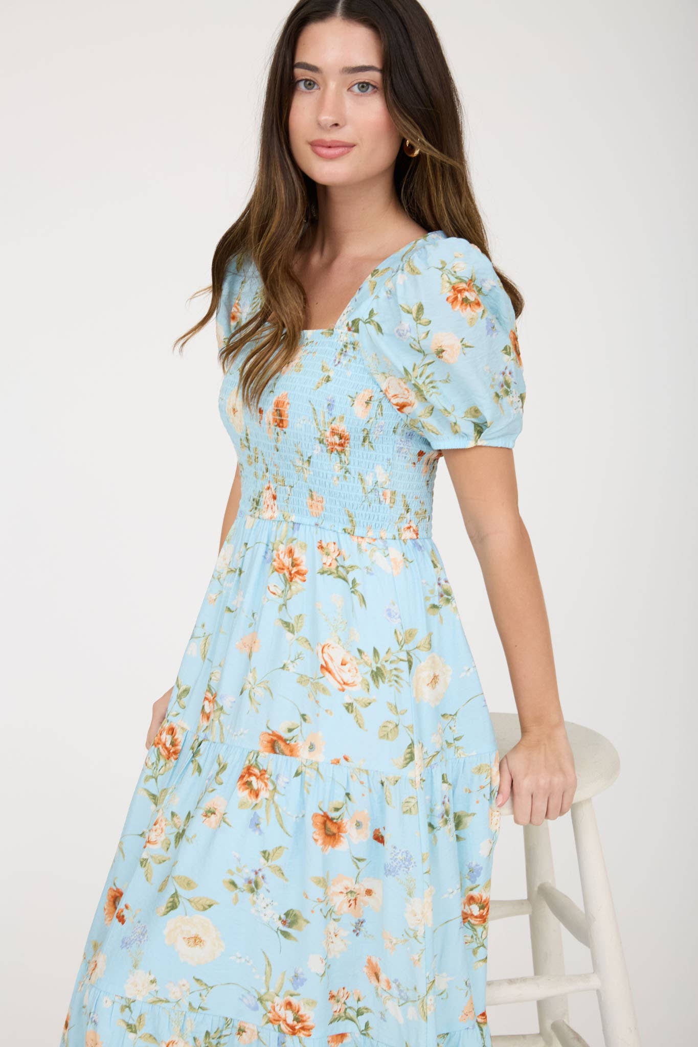 VESTIDO MIDI LÍNEA A CON MANGAS ABULLONADAS Y FRUNCIDO FLORAL