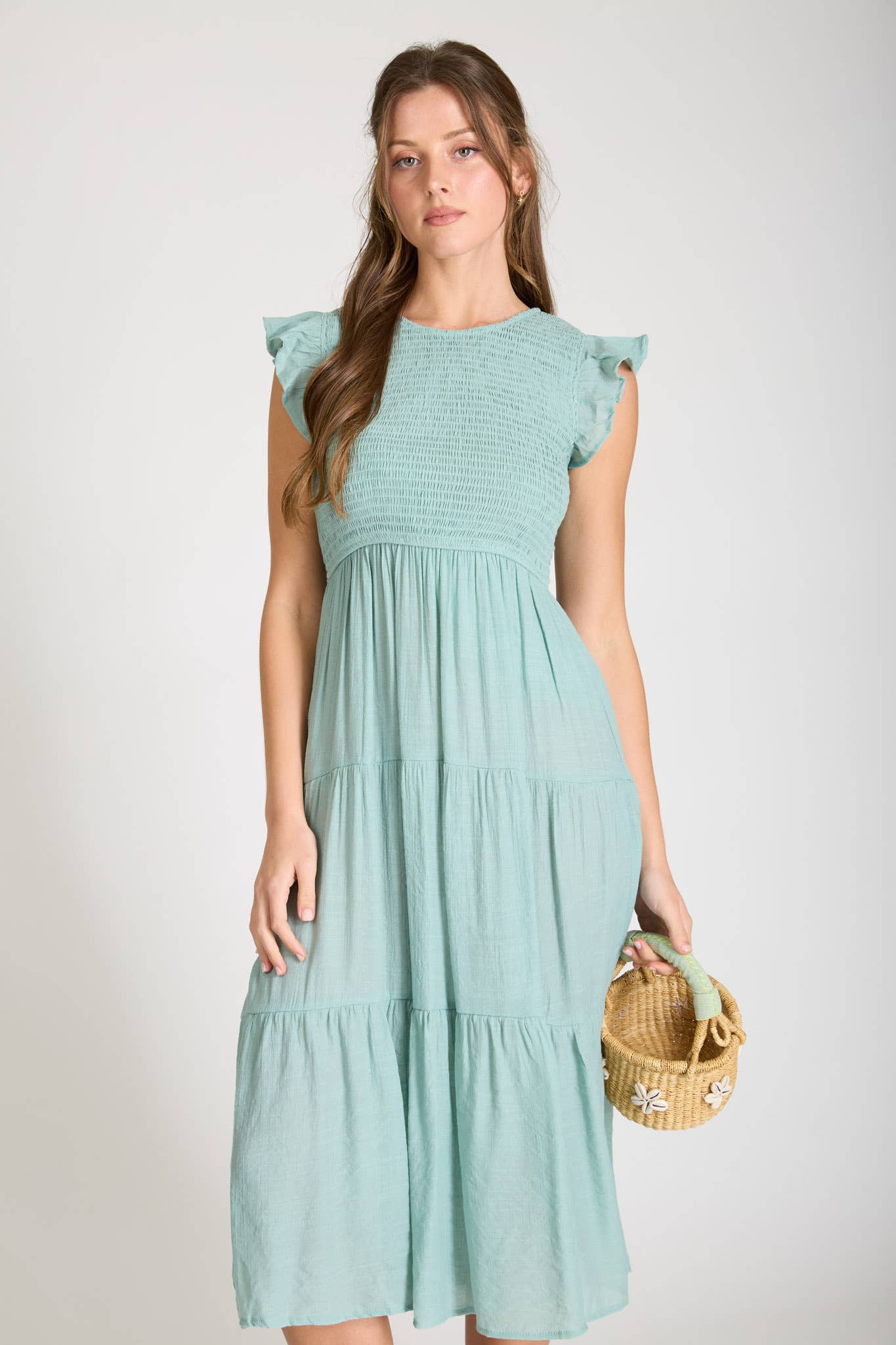 Vestido midi con mangas cortas y fruncido en capas